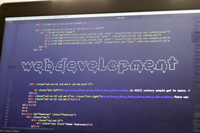 日落余晖中的代码时光 现代Web开发者的数字工作台